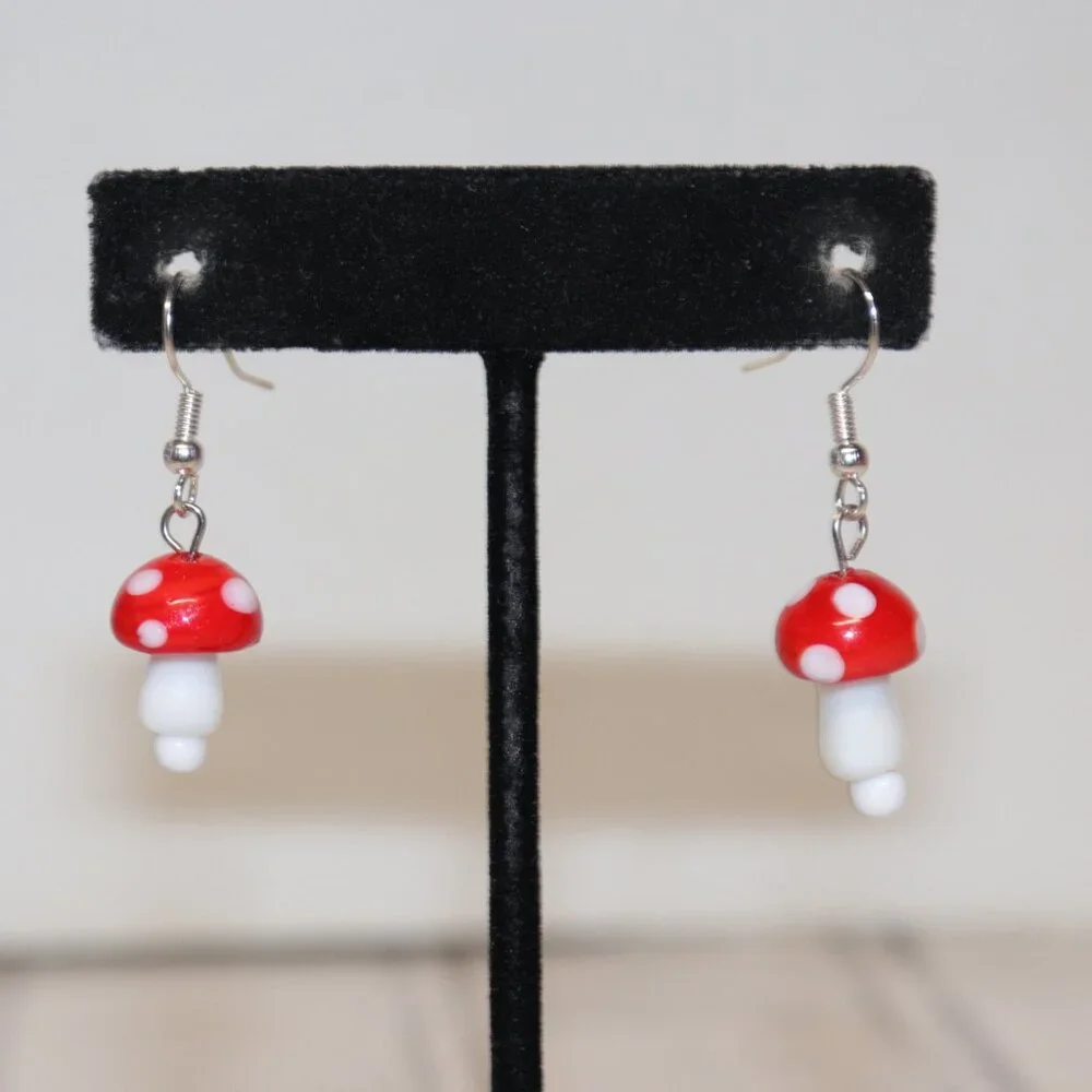 🍄 NWOT White & Red Glass Mushroom Dangling Earrings – 1.5